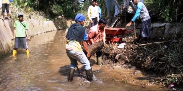 Tak Mau Kecolongan, DPUPR Bersihkan Drainase