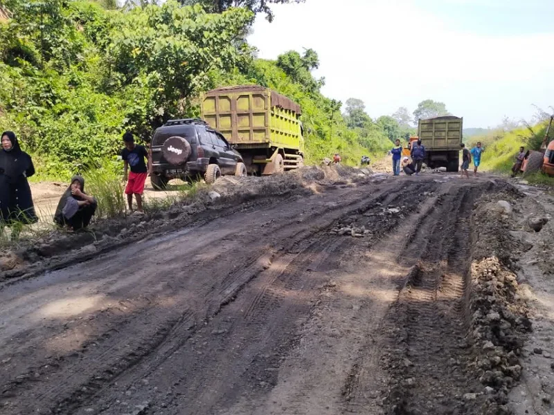 Aktifitas Tambang Resahkan Masyarakat, Warga : Jadi Kami Lewat Jalan Mana ?