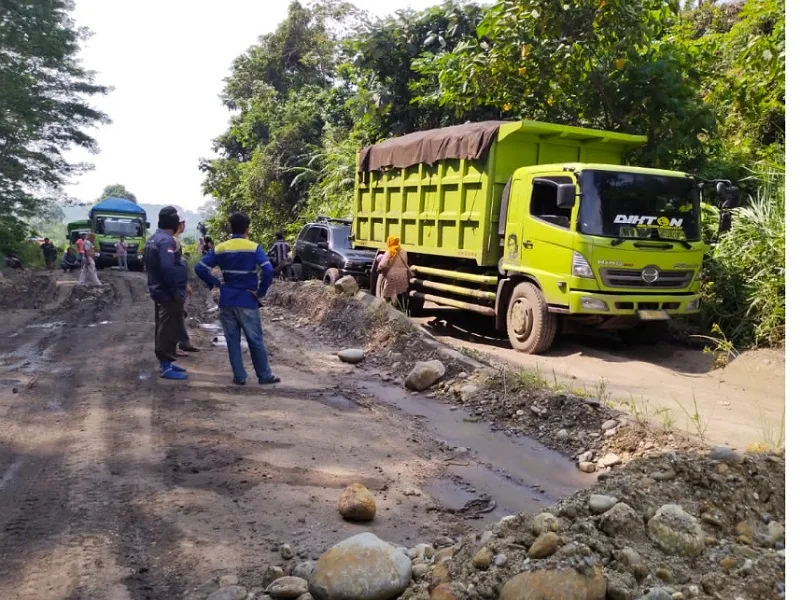Lewat Jalan Masyarakat, Warga Desa Pondok Bakil Tahan Mobil Angkutan Batubara
