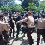 Media Dilarang Liput Mediasi Hingga Kaca Mobil Dipecahkan, Massa Ricuh Duduki Dekanat FH Unib