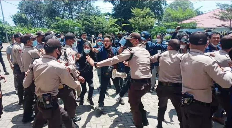 Media Dilarang Liput Mediasi Hingga Kaca Mobil Dipecahkan, Massa Ricuh Duduki Dekanat FH Unib