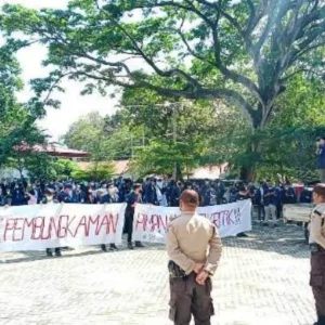 Menolak Pembungkaman, Mahasiswa Hukum UNIB Demo Dekanat