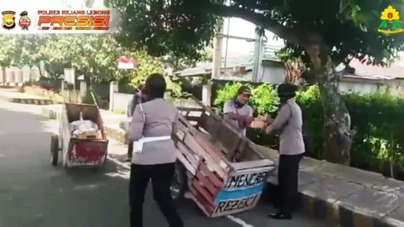 Polwan bagikan nasi dalam rangka HUT Polwan Ke-73