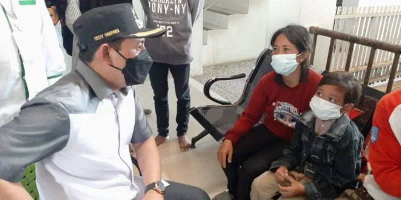 Wawali Dedy Sambangi Keluarga Korban Remaja Yang Terseret Ombak di Pantai Berkas