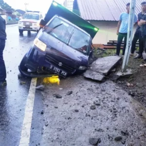 Angkut Uang 8 Milyar, Mobil Arah Curup Masuk Saluran Drainase