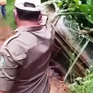 Diduga Karena Medan Yang Sulit, Mobil Dinas Rombongan Gubernur Terperosok