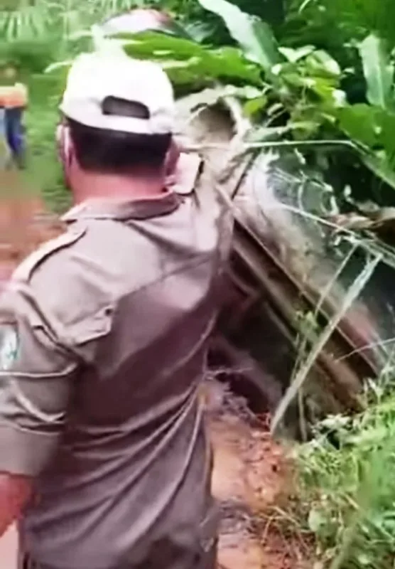 Diduga Karena Medan Yang Sulit, Mobil Dinas Rombongan Gubernur Terperosok