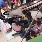 Jari Anak Terjepit Eskalator, Orang Tua Jatuh Histeris