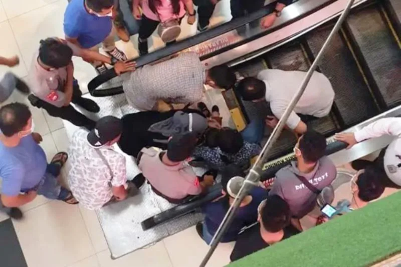 Jari Anak Terjepit Eskalator, Orang Tua Jatuh Histeris