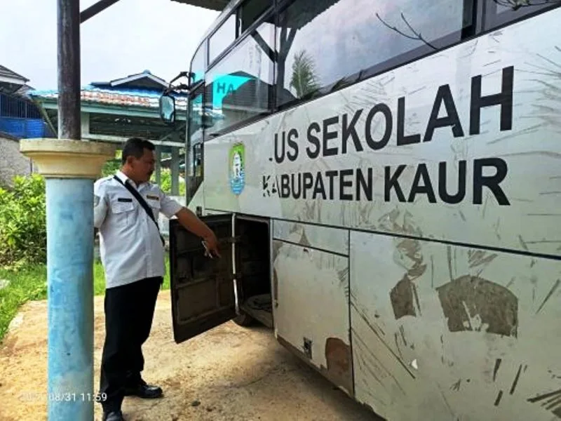 Kantor Sedang Sepi, 4 Aki Mobil Bus Sekolah Milik Dishub Kaur Raib Dicuri