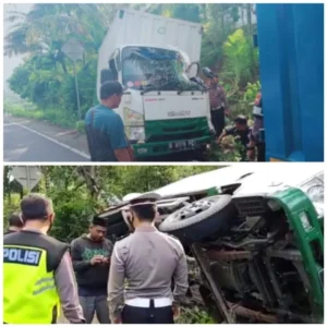 Keluar Jalur, Mobil Muatan Paket JNT Masuk Got