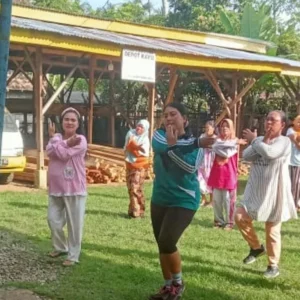 Penuh Semangat, Ketua PKK Desa Pelajaran Satu Pimpin Senam Pagi