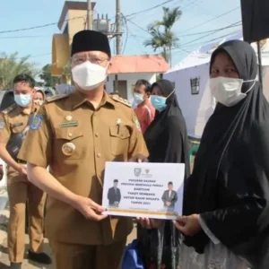 Serahkan 1000 Paket Bantuan Sembako, Gubernur Rohidin Beri Instruksi Pada Walikota dan Bupati