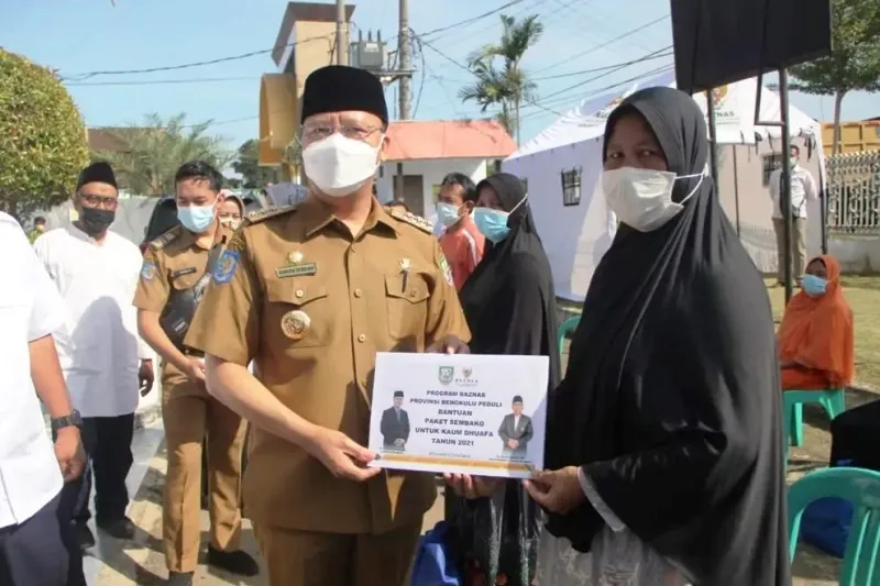 Serahkan 1000 Paket Bantuan Sembako, Gubernur Rohidin Beri Instruksi Pada Walikota dan Bupati