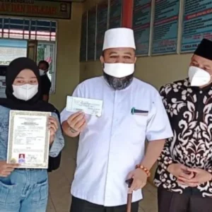 Bantu Keluarkan Ijazah Siswa SMKN 6, Helmi Hasan Beri Cash 5 Juta Ke Pihak Sekolah