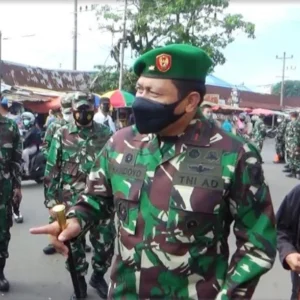Danrem 041/Gamas Brigjen TNI Dr. Handoyo M. Tr. (Han) tinjau Vaksinasi di Pasar Panorama
