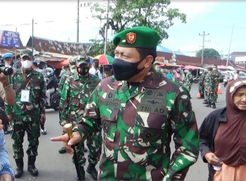 Danrem 041/Gamas Brigjen TNI Dr. Handoyo M. Tr. (Han) tinjau Vaksinasi di Pasar Panorama
