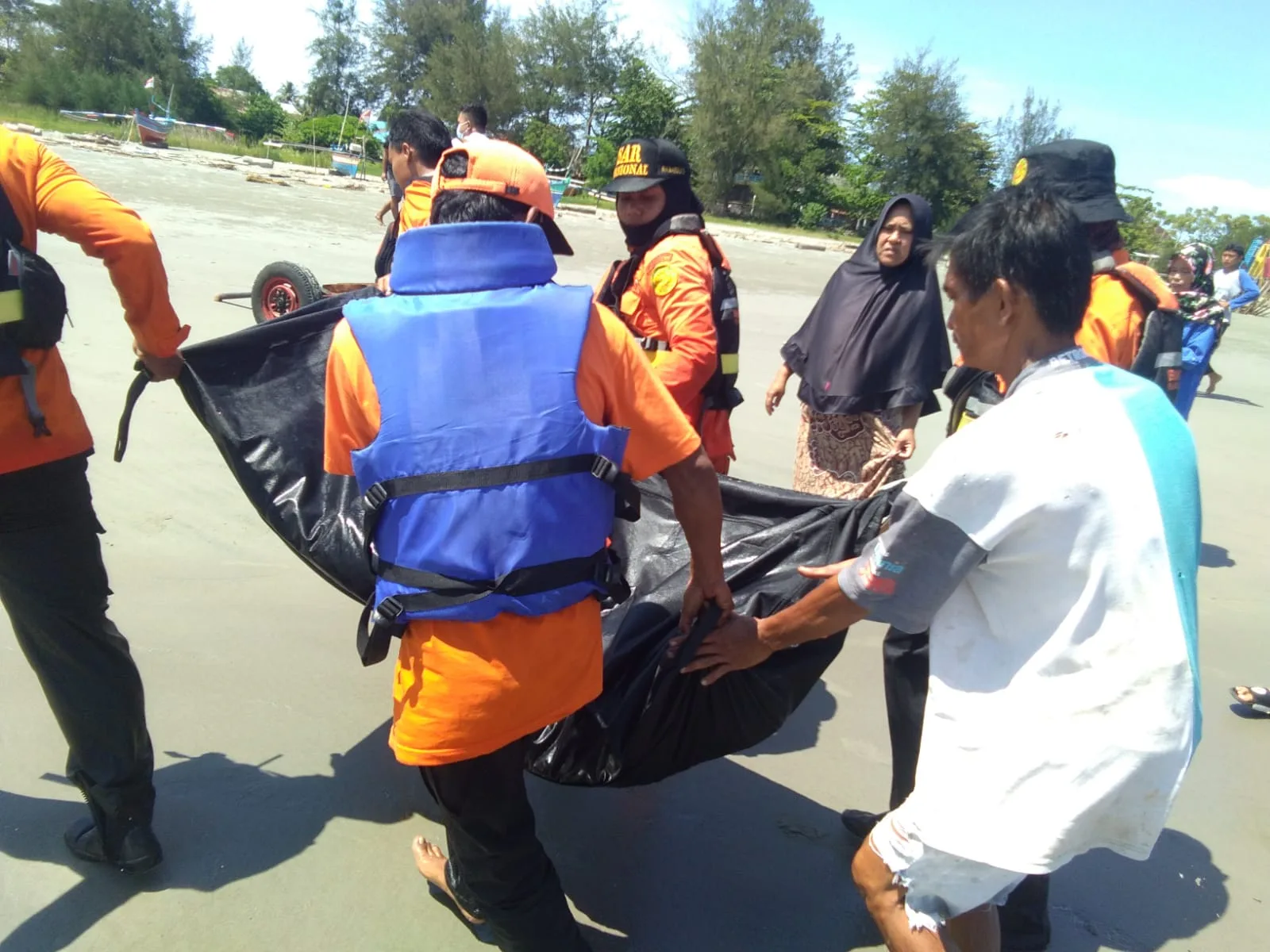 Dua Bocah Terseret Arus Ditemukan Di Pulau Tikus, Satu Lagi Masih Dalam Pencarian