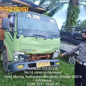 Hendak Menyebrang, Pengendara Motor Ditumbur Truk