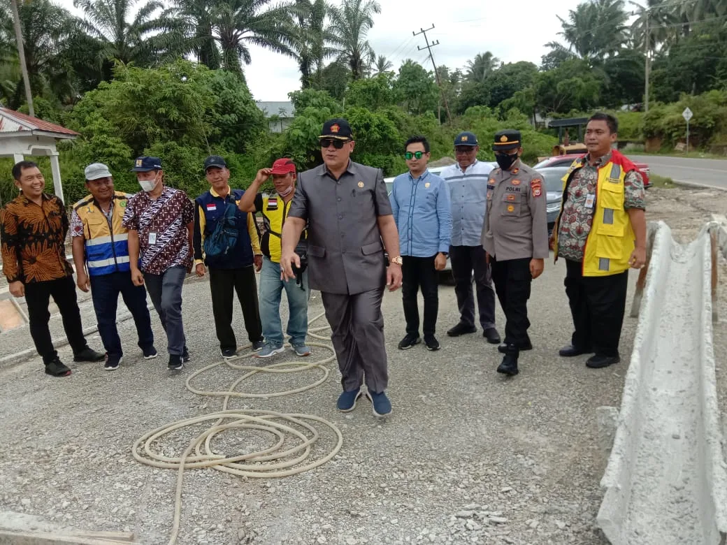 Herwin Suberhani Sidak Pembangunan Jembatan Air Gegasan Kaur