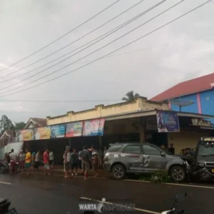 Hilang Kendali, Sebuah Mobil Tabrak Tiga Rumah Sekaligus
