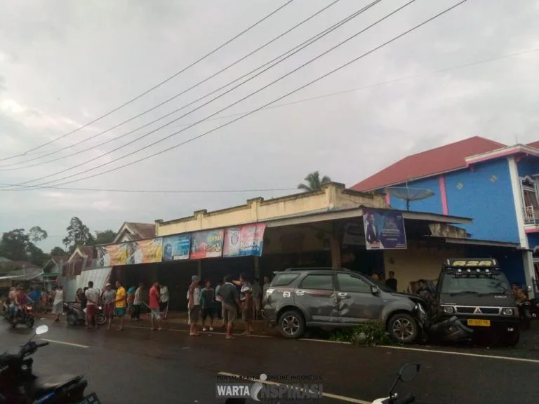 Hilang Kendali, Sebuah Mobil Tabrak Tiga Rumah Sekaligus