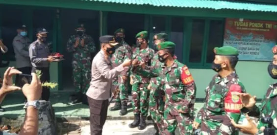 HUT TNI Ke-76, Kapolres Kaur Beri Kejutan Makoramil 408-04 Kaur Selatan