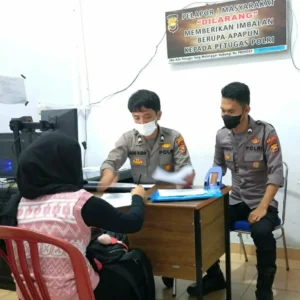 Mata Lebam Leher Dicekik Dipukul Dengan Helm, Seorang IRT Laporkan Suaminya Ke Polisi