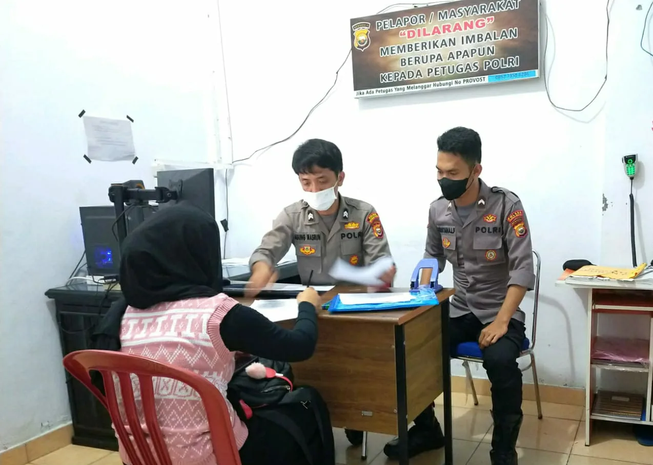 Mata Lebam Leher Dicekik Dipukul Dengan Helm, Seorang IRT Laporkan Suaminya Ke Polisi