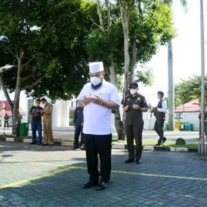 Pimpin Apel, Walikota Helmi Pesan Satpol PP Jangan Bersikap Represif dalam Menegakkan Prokes