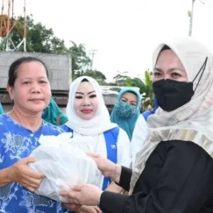 Tim PKK, GOW, DWP Kompak Salurkan Sembako ke Warga Korban Banjir