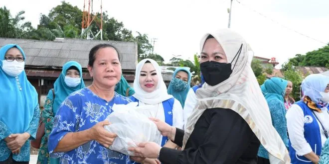 Tim PKK, GOW, DWP Kompak Salurkan Sembako ke Warga Korban Banjir