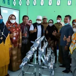 Walikota Helmi Hasan Salurkan Uang Titipan Allah Kepada Kelompok Tani