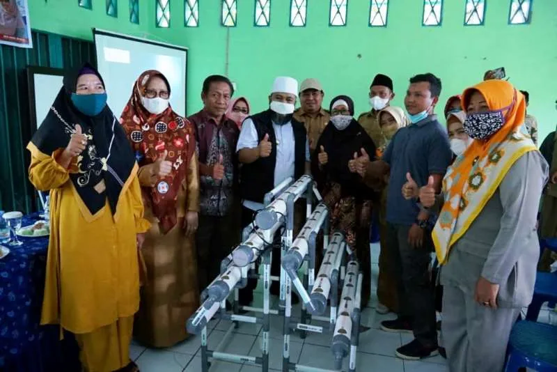 Walikota Helmi Hasan Salurkan Uang Titipan Allah Kepada Kelompok Tani