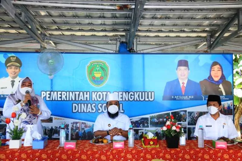 Walikota Heli Hasan Serahkan Bantuan kepada 40 Warga Disabilitas