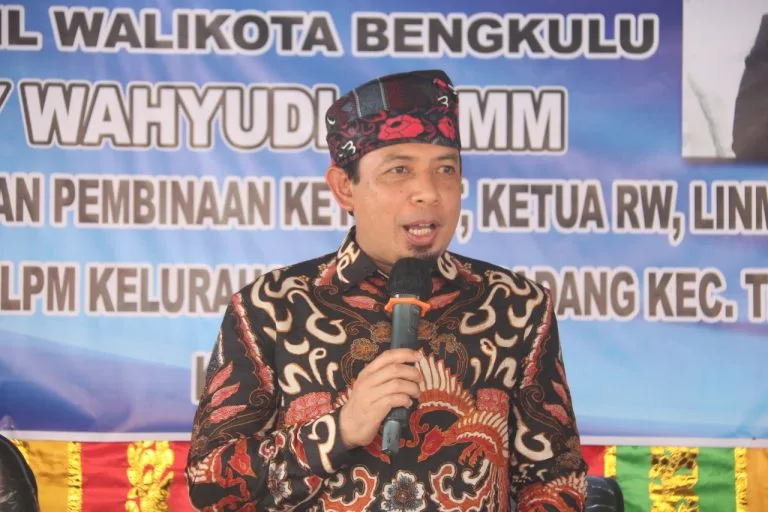 Wawako Dedy Wahyudi Tampil Gagah Dengan ‘Kebek Palak’ Khas Bengkulu