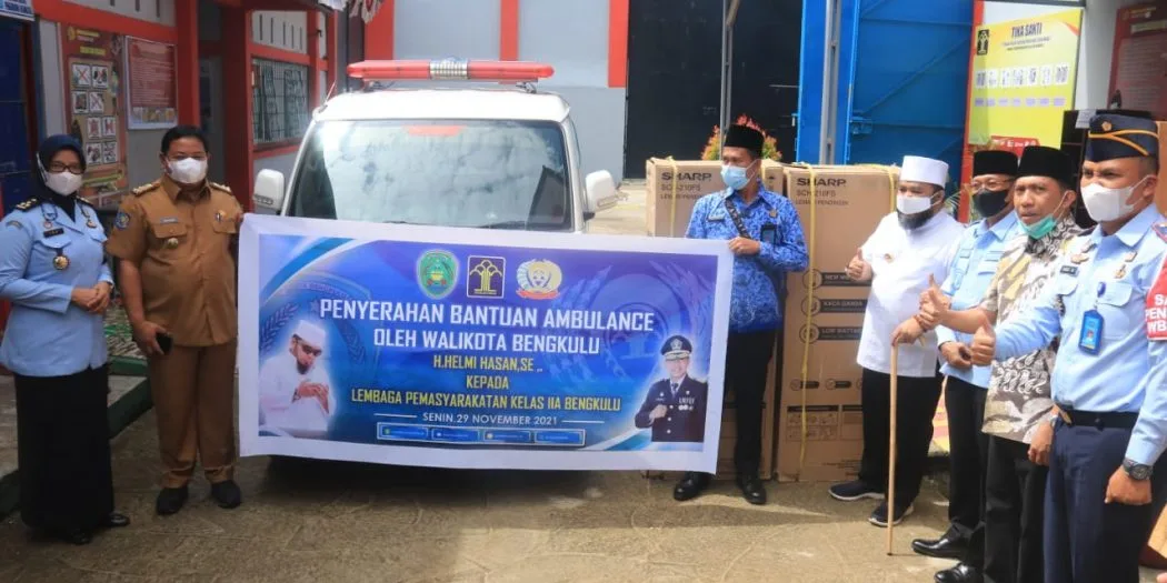 Bentuk Perhatian Kepada Warga Lapas, Helmi Hasan Serahkan 1 Ambulan dan 2 Showcase