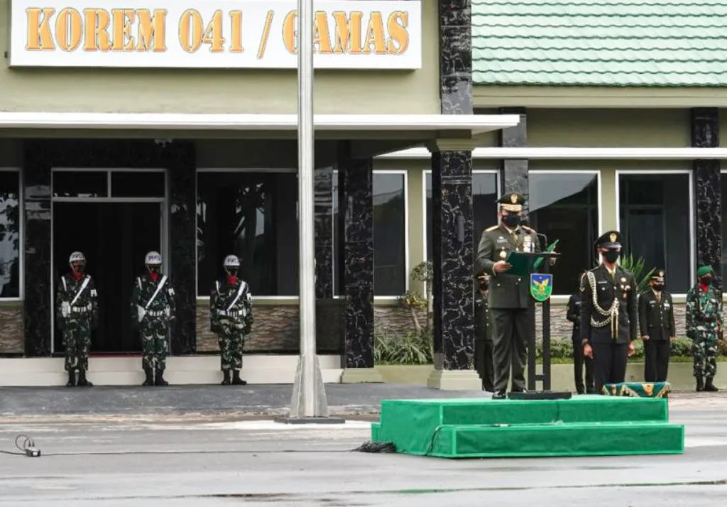 Danrem 041/Gamas Brigjen TNI Dr. Handoyo M. Tr (Han) Pimpin Upacara Bendera Hari Pahlawan Tahun 2021