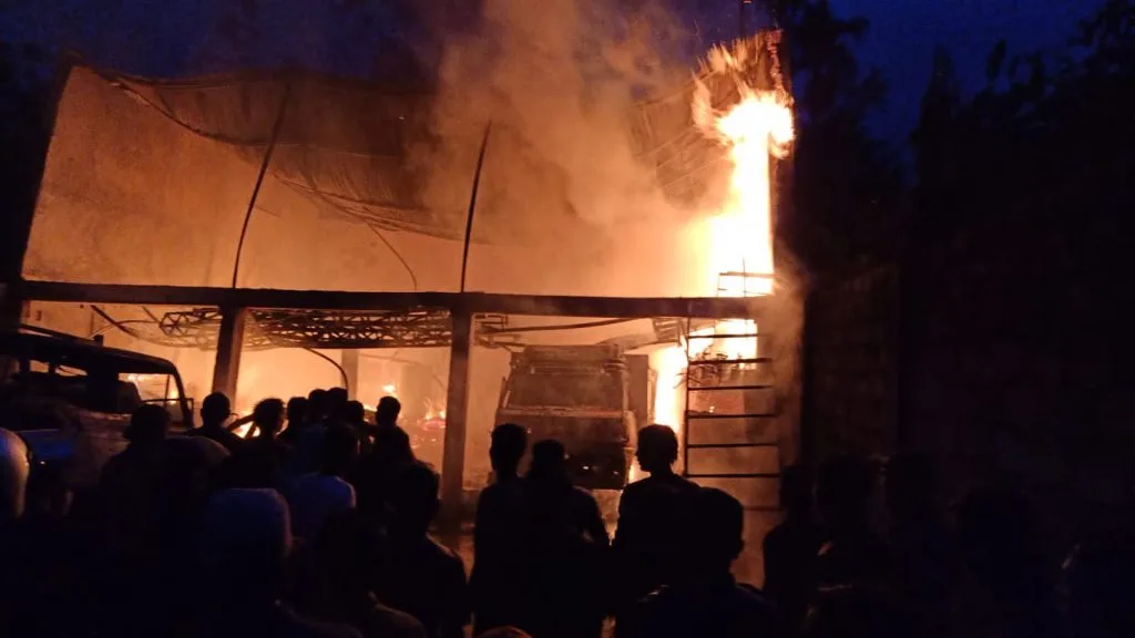 Diduga Korsleting Listrik, Gudang Dilalap Si Jago Merah ‘Kerugian Capai Milyaran’