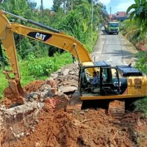 Diguyur Hujan Jalan Hibrida 13 Putus, Pemkot Langsung Turunkan Tim