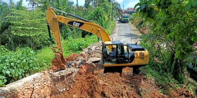 Diguyur Hujan Jalan Hibrida 13 Putus, Pemkot Langsung Turunkan Tim