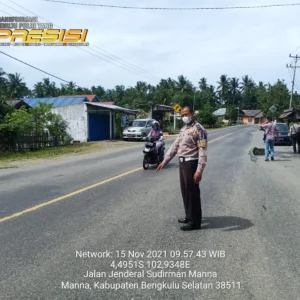 Disenggol Mobil, Lelaki Paruh Baya Alami Luka Berat