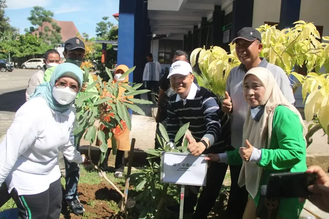 Gubernur Rohdin Panen Melon Parcel di Kebun Melon Green House Toboponik UNIB