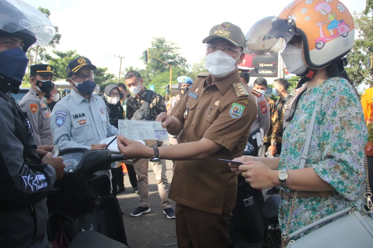 Gubernur Rohidin Apresiasi Masyarakat Yang Taat Pajak ‘Diberi Cindera Mata’