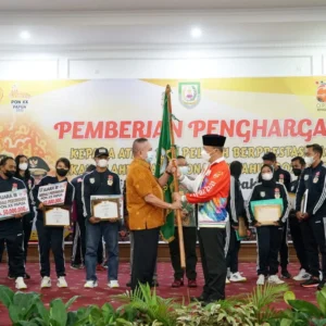 Gubernur Rohidin Berikan Reward Kepada Atlet PON XX Tahun 2021 Bengkulu