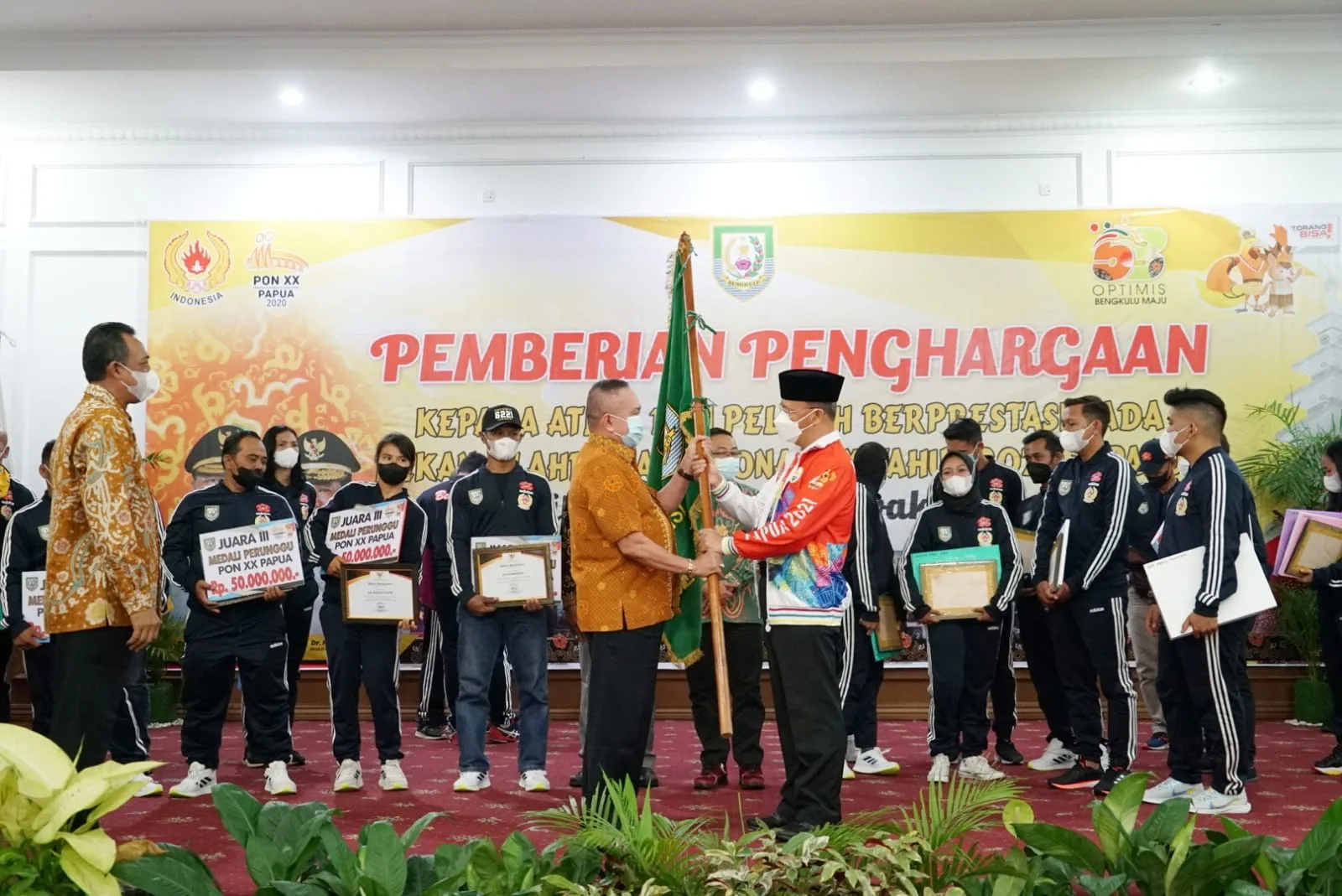 Gubernur Rohidin Berikan Reward Kepada Atlet PON XX Tahun 2021 Bengkulu