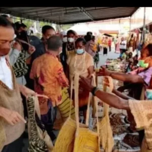 Jokowi Borong Tas, Para Mama Papua Gembira