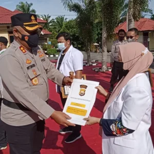 Kapolres Mukomuko Berikan Piagam Penghargaan Kepada Para Tenaga Vaksinator