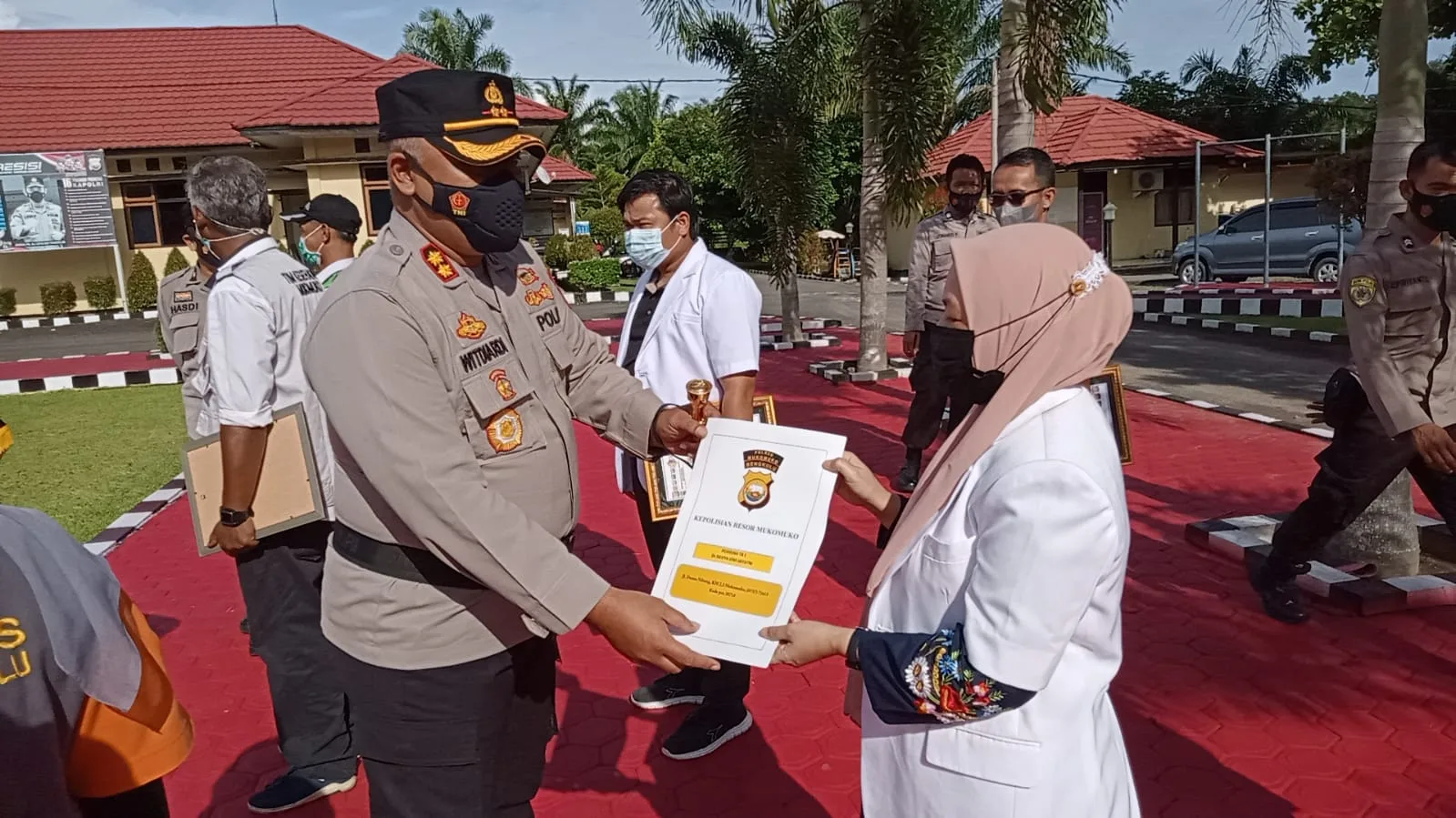 Kapolres Mukomuko Berikan Piagam Penghargaan Kepada Para Tenaga Vaksinator
