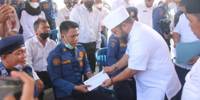 Kecelakaan Saat Bertugas, Helmi Hasan Apresiasi dan Beri Santuna 4 Petugas Damkar